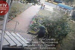 Дерзкое ограбление в Киеве и убийство охранника: очевидец снял на видео убегающих бандитов 