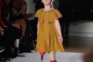 В Великобритании 8-летняя девочка, у которой вместо ног протезы, стала моделью