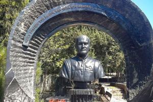На кладбище Севастополя обнаружили бюст Януковича-младшего 