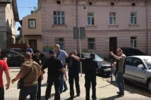 Во Львове скандального блогера забросали помидорами