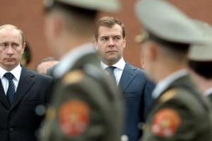 Из-за санкций рубль продолжает падать: в Кремле панически заявили о "войне"