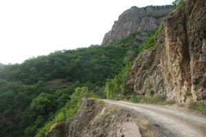 В Крыму джип сорвался с обрыва в пропасть: трое погибших