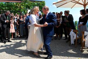 Соцсети обсуждают танец Путина с невестой в самом сердце Европы