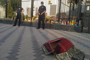 Под российское посольство в Киеве принесли порванный баян