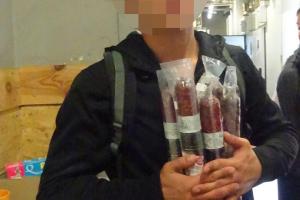 Пытался вынести из супермаркета колбасу: в Киеве парня задержали за кражу