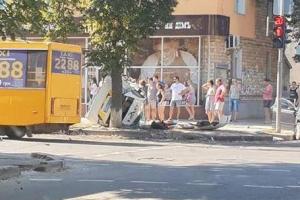 В Сумах полицейский автомобиль столкнулся с иномаркой и снес пешеходов: первые кадры с места ДТП