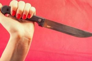 Ударила ножом сына, который сидел на шее: на Донетчине женщине сообщено о подозрении в совершении преступления