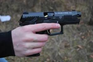 В Днепре девушке прострелили лицо