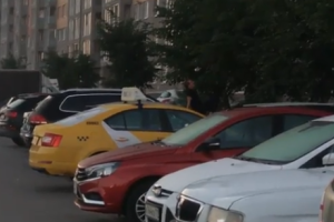 В России на глазах у соседей неадекватный мужчина изнасиловал иномарку