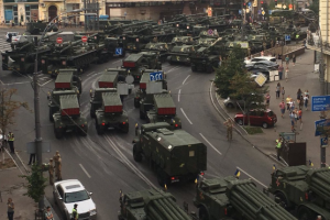 "Едут на Донецк": Пробка из военной техники в Киеве поразила соцсети