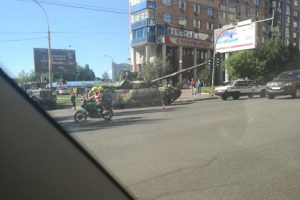 В центре Киева с улицы эвакуировали дымящийся танк: видео