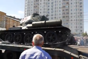 В России на параде перевернувшийся танк чуть не раздавил людей: видео