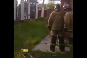 "На голос иди!": Сеть шокировало видео "спасения" российскими МЧСниками обгоревшего мужчины