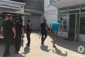 Затолкали в багажник: В Днепре полиция задержала троих похитителей человека