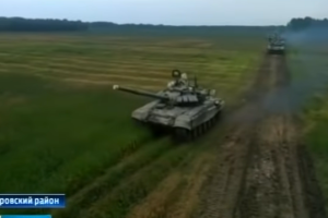 Российские военные "перепахали" боевой техникой засеянное поле: фермеры вывели комбайны против танков