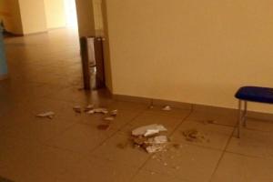 Еще не открывшаяся новая школа в России начала разваливаться после дождя