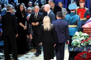 Вдова Кобзона на похоронах супруга "сияла" в компании Путина