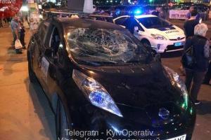 В Киеве водитель такси протаранил остановку с людьми - подробности