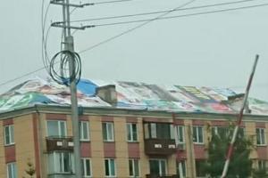 Вся суть в одном фото: В России дырявую крышу пятиэтажки залатали предвыборными баннерами