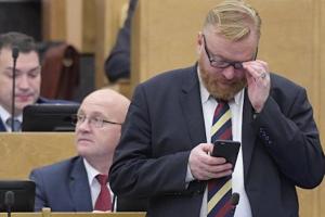 "Значит ты сумасшедший, тебя в психушку надо", - Милонов устроил скандал в очереди за новыми iPhone