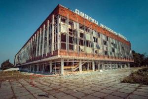Разбитый Дворец молодежи в Донецке хотят назвать именем Кобзона