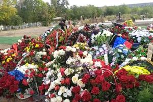Перестарались: В сети показали могилу Захарченко
