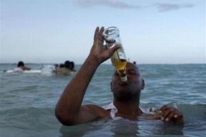 В Таиланде неадекватный россиянин украл шашлык и бросился с ним в море