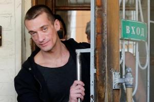 Российского художника, который пытался сжечь Банк Франции, выпустили из-под стражи