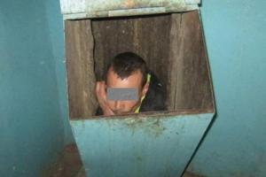 Житель Минска застрял в мусоропроводе, пытаясь достать ключи: опубликовано видео