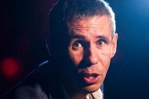 Скандальный актер Алексей Панин устроил фотосессию у гроба Кобзона