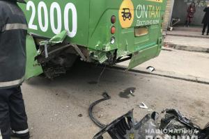 В Харькове снова произошло масштабное ДТП: BMW въехал в маршрутку на остановке