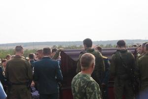 Пользователи сети гадают, зачем гроб с телом Захарченко открыли перед захоронением