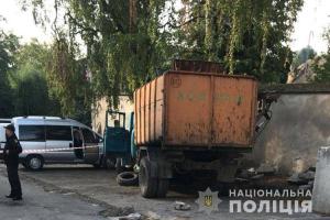 На Тернопольщине неуправляемый мусоровоз задавил водителя