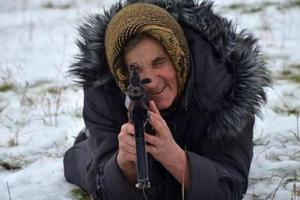В Киеве пенсионерка из окна квартиры ранила киевлянку