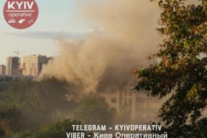 "Дом разваливается на глазах": В Киеве вспыхнул масштабный пожар в новостройке