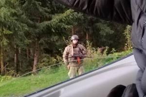 На известном курорте на Западе Украины замечены вооруженные "зеленые человечки": видео