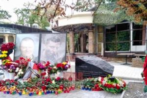 В Донецке установили памятник Захарченко и его охраннику