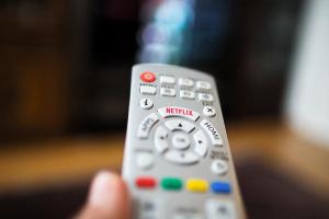 Известного российского писателя проститутка изнасиловала пультом от телевизора