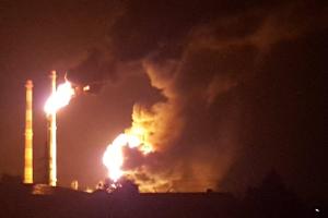 В Баварии после взрыва пылает нефтеперерабатывающий завод, эвакуированы тысячи людей