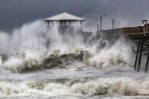 Огромные волны, затопленные города и люди в ловушке: жуткие кадры урагана "Флоренс" в США