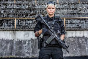 "Девушка - огонь": Телохранитель президента Литвы покорила пользователей сети