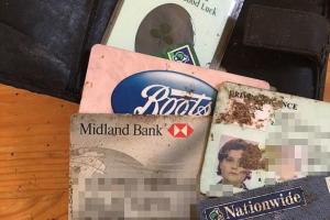 В Британии полицейские вернули владелице кошелек, украденный у нее 18 лет назад 