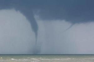 Над Азовским морем замечен смерч: кадры