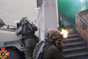 Украинские десантники более 4 часов держали оборону немецкого городка: видео ожесточенного "боя"