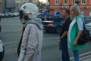 "Черновецкий вернулся?": В сети высмеяли мужчину, идущего по Киеву в костюме астронавта