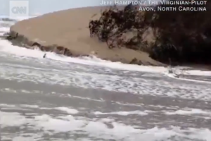 Разрушительный ураган "Флоренс" достиг берегов США: первые кадры