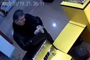 "С невозмутимой наглостью украл телефон": Осмаев показал видео с киллером, который покушался на него и Окуеву