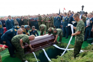 Веселые боевики на похоронах Захарченко стали "звездами" сети