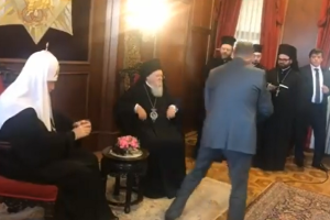 Вселенского патриарха хотели отравить "Новичком"? На встрече Варфоломея и Кирилла заметили странную деталь