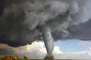 На столицу Канады налетел мощный торнадо: кадры разрушений